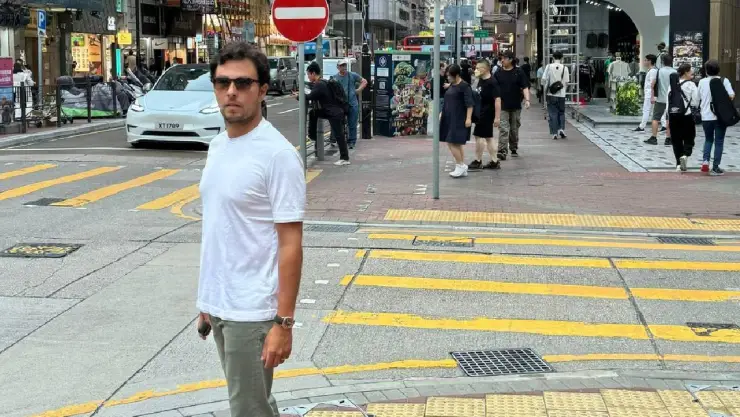 Checo Pérez saluda a fans en Hong Kong previo al GP de China 2024.jpg