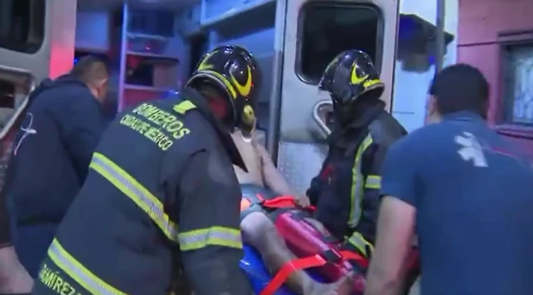 Mientras Dormía Tragedia en el Tepeyac; hombre cae de edificio tras fuerte pelea con su pareja. En la imagen se observa cómo el hombre que cayó de edificio fue rescatado de emergencia.