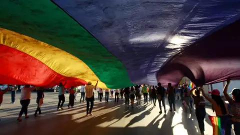 La organización Resilientxs denunció que un joven gay fue torturado, quemado y asesinado al revelar que padecía VIH.