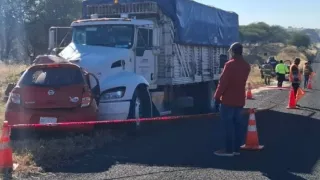 ÚLTIMA HORA CHOCAN de frente un camión de carga y un automóvil en la carretera Jalostotitlán- Teocaltiche