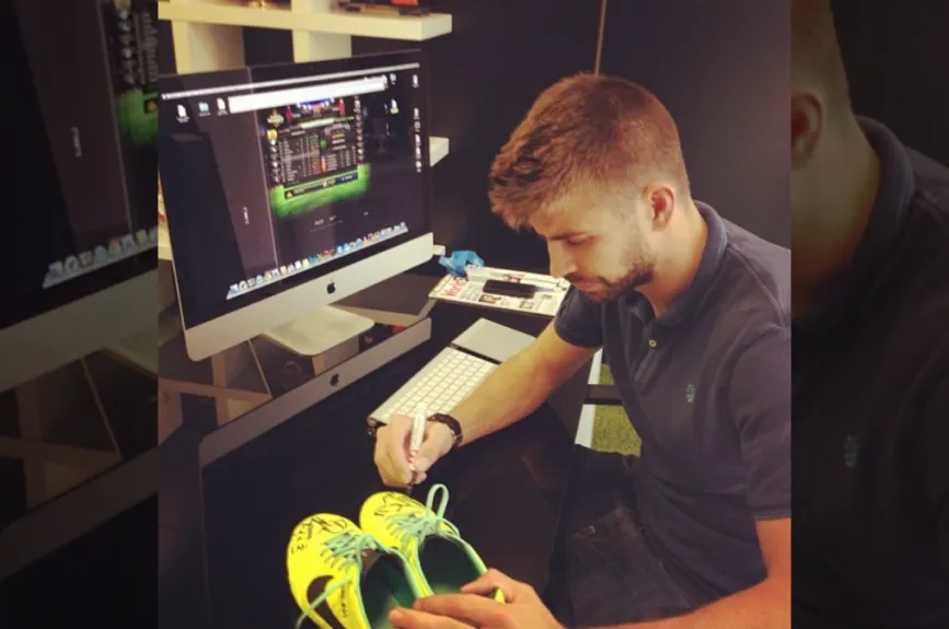 Pique firmando tenis.jpg