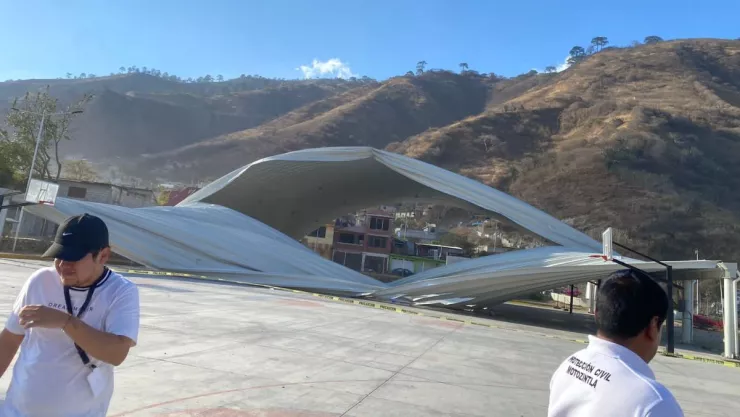 VIDEO Vientos tumban domo de unidad deportiva en Chiapas; 11 heridos