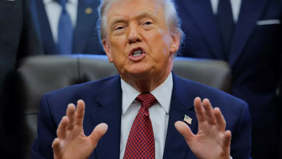 El presidente de Estados Unidos, Donald Trump hablando desde la oficina oval en Washington D.C.