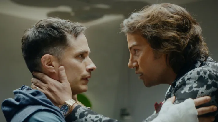 Diego Luna y Gael García mirándose frente a frente para la serie ‘La Maquina’ de Disney