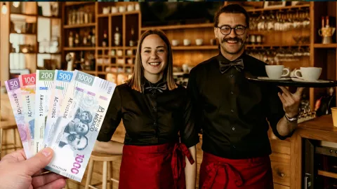 Aprueban salario mínimo a personas que solo ganan propinas