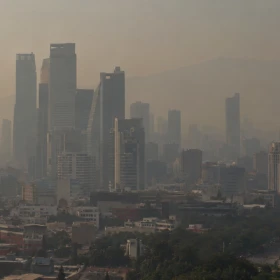 Edificios que muestran la calidad de aire contaminado en la ciudad de México