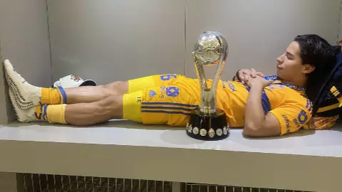 Lainez con el título de la Liga MX