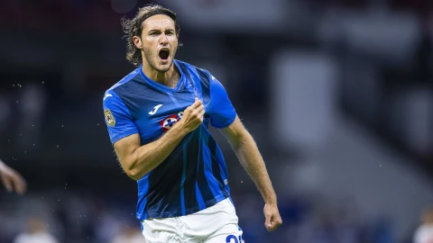 Santiago Giménez celebra con Cruz Azul