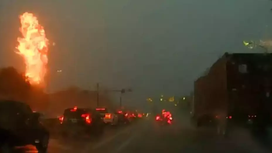 VIDEO: IMPACTANTE momento en que RAYO cae en carretera y genera apagón en Carolina del Sur