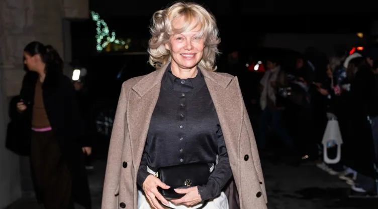 Pamela Anderson corte de pelo shaggy bob mujeres de 50