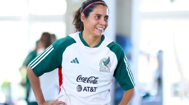Kenti Robles con la Selección Mexicana Femenil.jpg