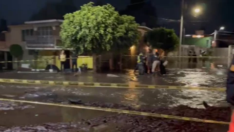 Ecatepec fuga de agua Cutzamala familias.jpg