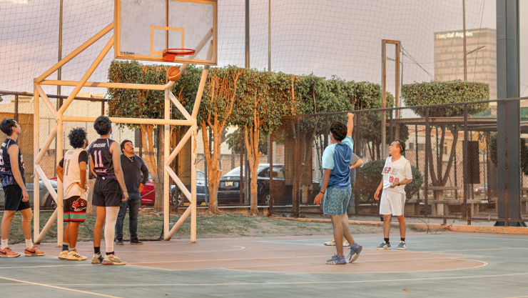 Maestro de educación física realizando una clase con sus alumnos.