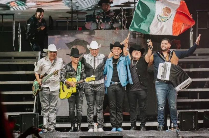 Grupo firme representando a México.jpg