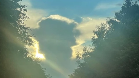 Aparece nube con silueta de la reina Isabel II en Reino Unido