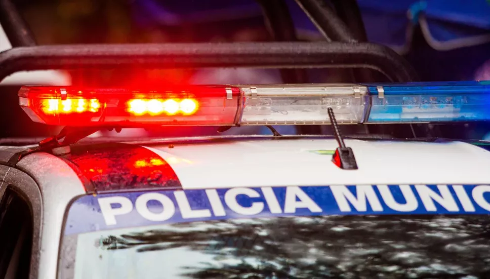 Policías golpean y agreden a periodista y su esposa
