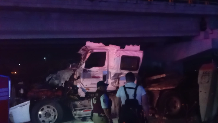 tráiler-cae-de-puente-circuito-exterior-mexiquense-y-río-de-los-remedios