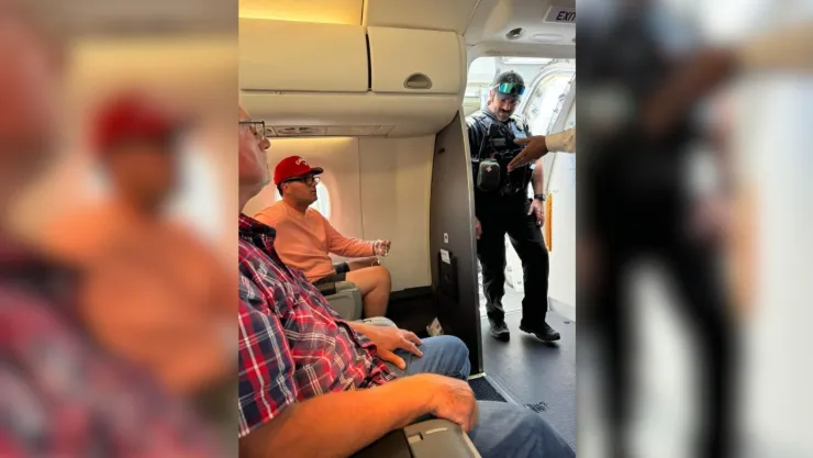 Detienen a hombre por orinar en pasillo de avión