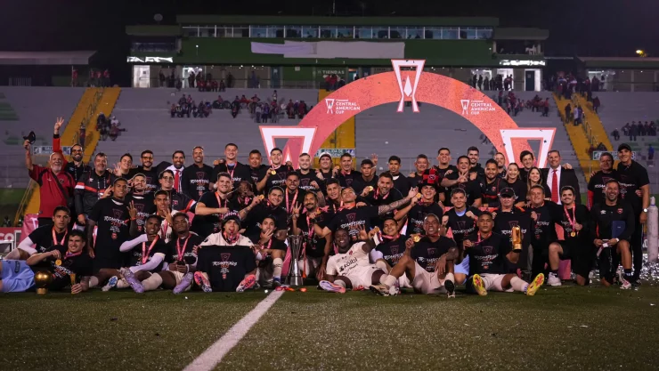 Alajuelense gan&oacute; el triplete con Carlos Vela a la cabeza