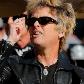 NFL - Super Bowl LX - New England Patriots v Seattle Seahawks - Levi’s Stadium, Santa Clara, California, Estados Unidos - 8 de febrero de 2026 Billie Joe Armstrong de Green Day se presenta antes del partido.