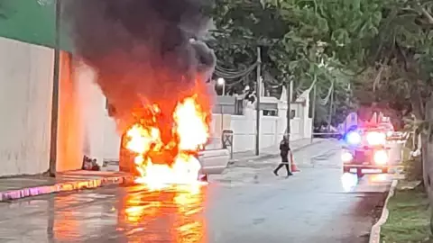 VIDEO_ Auto se incendia en plena Avenida Andrés García Lavín