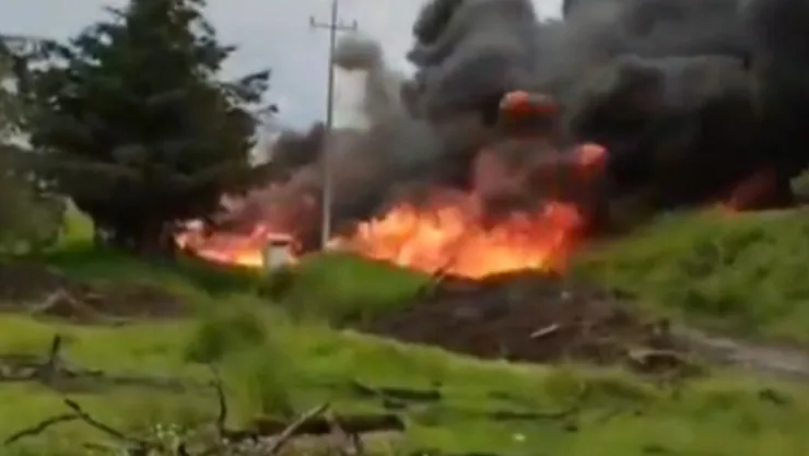Pobladores auxilian a conductor tras explosión de pipa en Tlaxcala