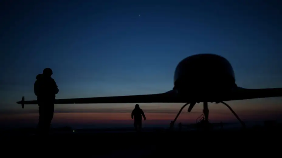 Soldados ucranianos se preparan para lanzar un dron.