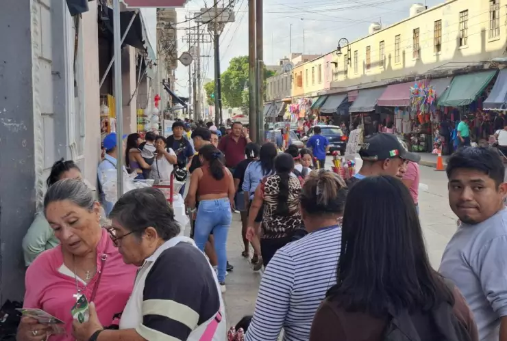 Yucatecos abarrotan el centro de Mérida con compras de último momento para Navidad 2024