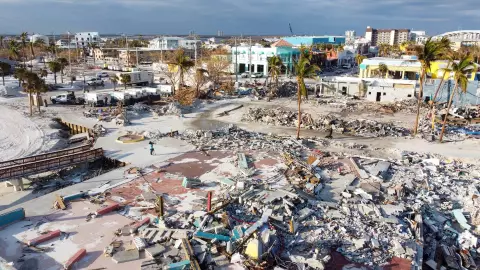 los escombros que ocasionó el desastre natural Ian en Fort Myers Beach
