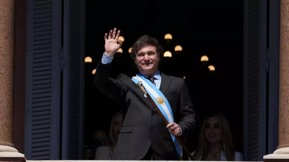 Javier Milei, presidente de Argentina, saluda desde el balcón de la casa de gobierno.