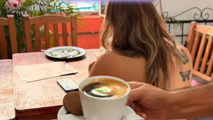 Una cafetería nudista.