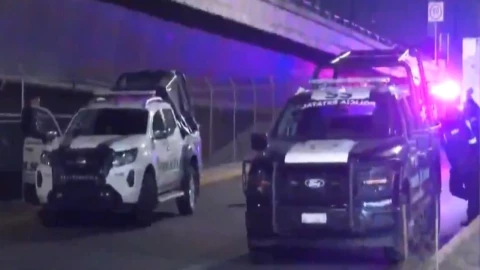 ¡Fuerte golpe al contrabando! Aseguran 10 toneladas de autopartes robadas tras cateo en la GAM, CDMX. En la imagen se observa un operativo de la policía en calles de la Ciudad de México.