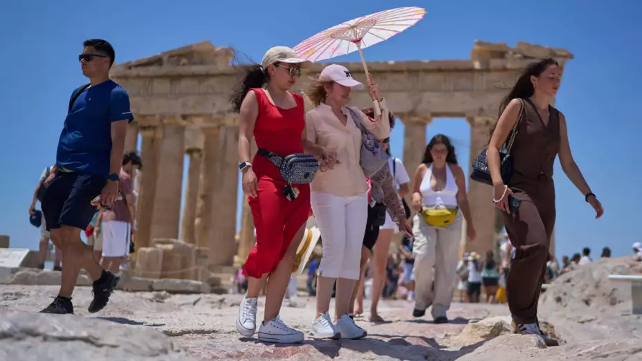Turistas en el antiguo templo del Partenón en la Acrópolis, Grecia.