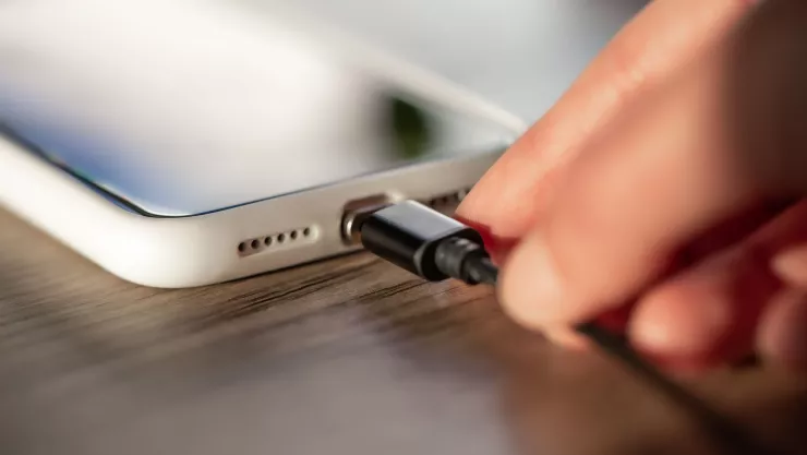 Ten cuidado donde cargas tu teléfono o podrías ser víctima del juice jacking.jpg