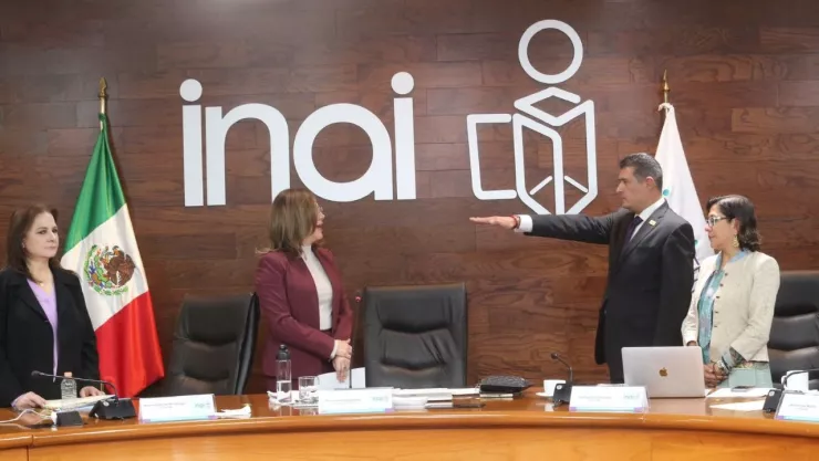 Adrián Alcalá Méndez toma protesta como comisionado presidente del INAI