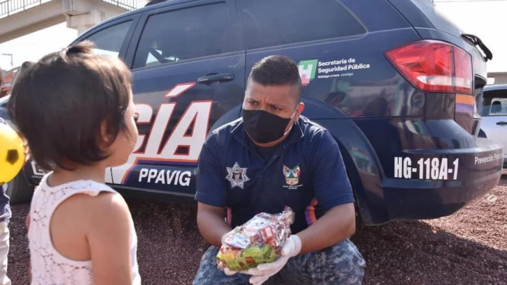 Policías ayudan a Santa Claus y regalan juguetes a niños de escasos recursos en Hidalgo