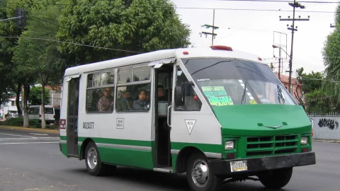 Integrantes de la Fuerza Amplia de Transportistas exigen igualar la tarifa del transporte de la Ciudad de México con la de otras entidades para que el costo aumente de 5 a 9 pesos por viaje-persona.