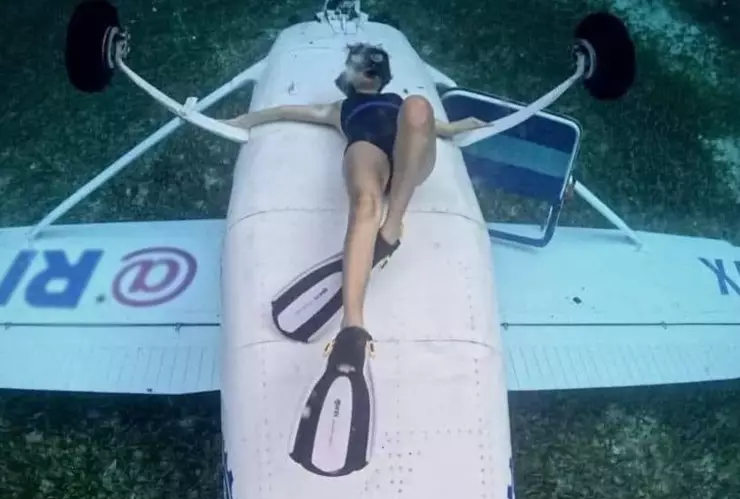 ¡El mejor spot fotográfico! Mujer se toma fotos en la avioneta que cayó en Cozumel | FOTOS