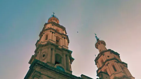 La lámpara entre las torres de la Catedral de León