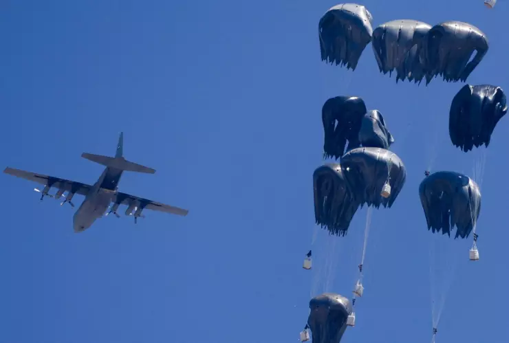 Avión lanzando ayuda humanitaria en Gaza.