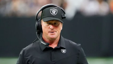 Jon Gruden castigado por los Buccaneers