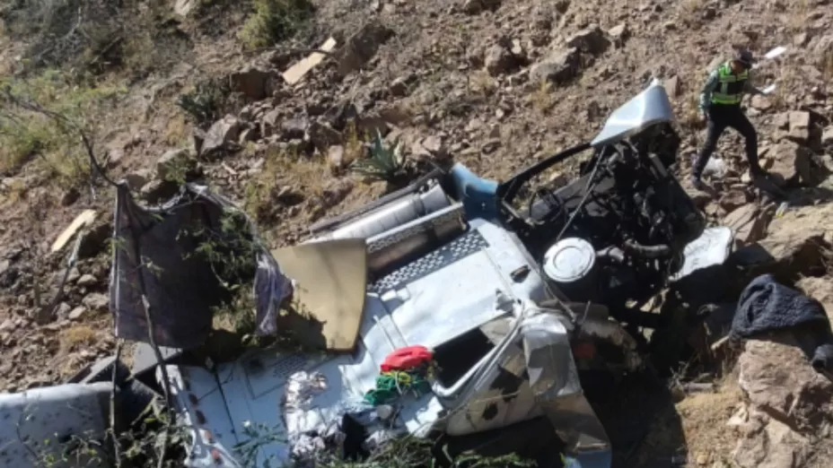 Tráiler volcó y cayó al fondo de barranco tras accidente en la carretera Cuacnopalan-Oaxaca hoy: Hay cierre
