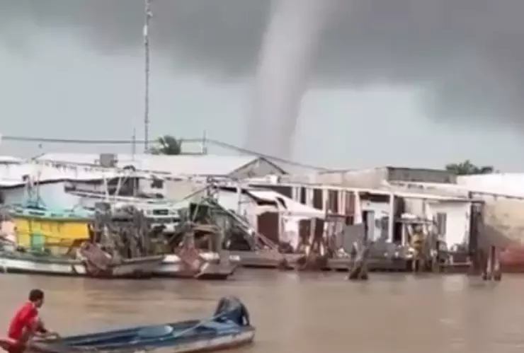 Tromba marina sorprende en costas de Vietnam