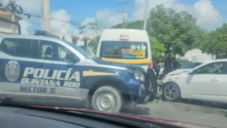 Tráfico en Cancún HOY_ Reporta choque en avenida La Luna entre combi y auto particular; video.jpg