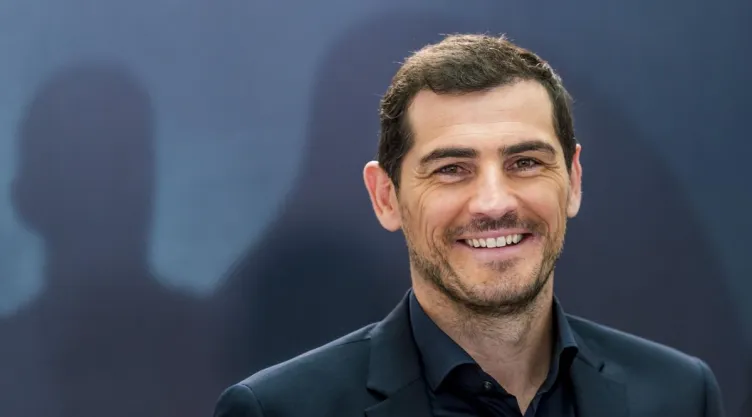 Iker Casillas sonríe en un evento social.