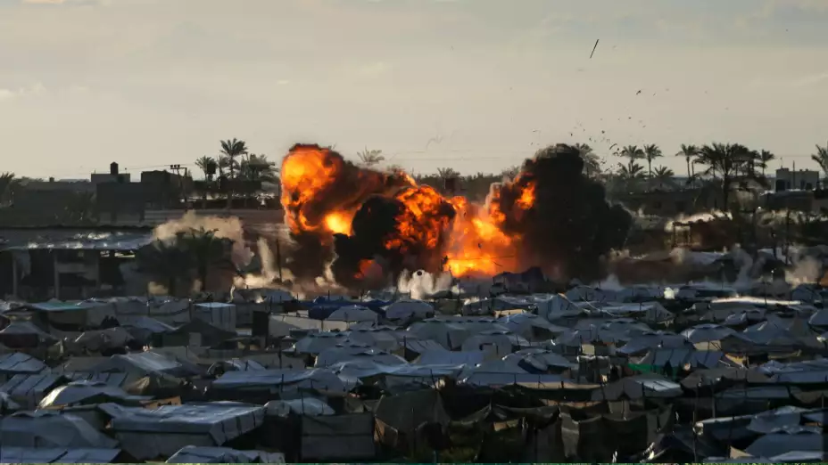 Llamas cerca de un campamento tras un ataque israelí en Deir al-Balah, Gaza.