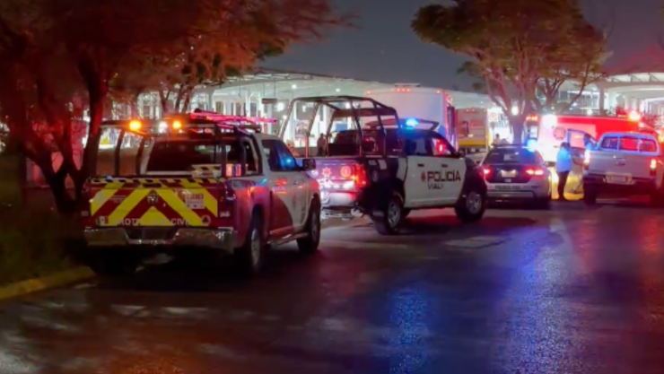 Fuerte accidente en estación de transferencia de León- conductor queda atrapado tras choque entre dos unidades de transporte público.png