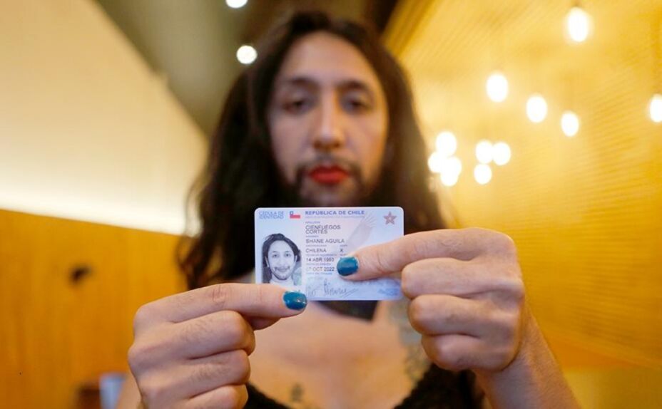 Chile otorga primera cédula de identidad a una persona no binaria