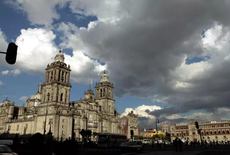 Cierran la Catedral Metropolitana de la CDMX para fumigar y erradicar insectos y plagas que afectan las instalaciones del templo