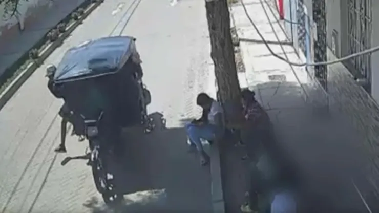 asalto-madres-de-familia-esperaban-hijos-salida-de-escuela-perú-video-mototaxi